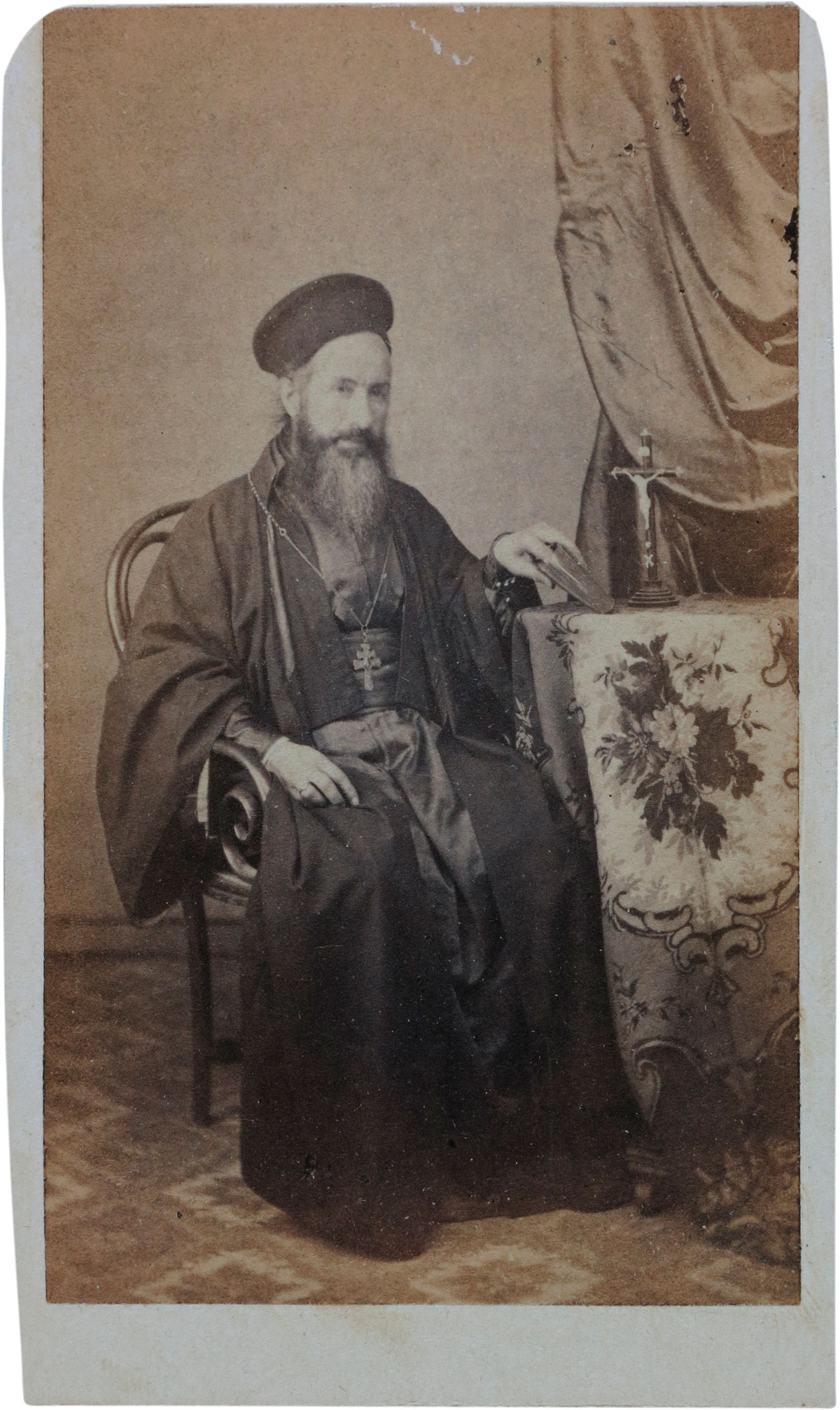 Religios amb una creu ortodoxa al pit (Jean Hagg)